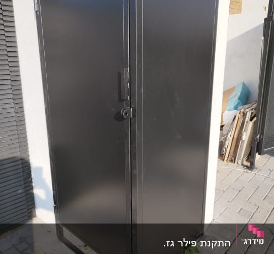 ארון מתכת שחור עם דלתות וסוגר